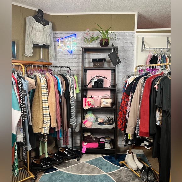 🚨$3 STARTS FOLLOW LIVE SHOWS🚨 - Picture 4 of 8